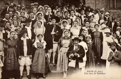 Ak Batz Loire Atlantique, Gruppenfoto, traditionelle Trachten, Hochzeit, viele Personen