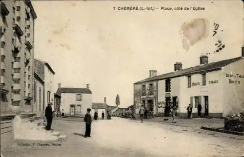Ak Chéméré Loire Atlantique, Platz, Seite der Kirche, Geschäfte, Historisches Ambiente, Menschen