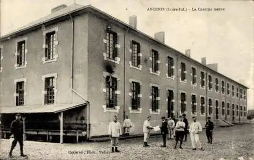 Ak Ancenis Loire-Atlantique, Caserne neuve, Militärgebäude, mehrere Personen, schwarz-weiß