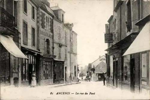 Ak Ancenis Loire-Atlantique, Straßenansicht, La rue du Pont,  Gebäude, Schilder