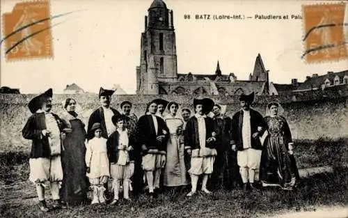 Ak Batz Loire Atlantique, Traditionelle Trachten, Gruppe von Menschen, Kirche im Hintergrund