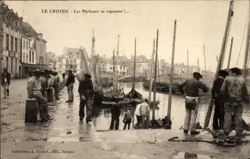 Ak Le Croisic Loire Atlantique,  Fischer ruhen sich aus, Hafen, Segelboote,  Szenerie