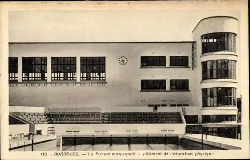 Ak Bordeaux Gironde, Schwimmbad, kommunales Gebäude, Architektur, große Fenster, Uhr