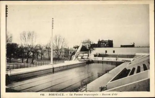 Ak Bordeaux Gironde, Bassin d'été, Schwimmbad, Sporteinrichtungen, Bäume, Gebäude im Hintergrund