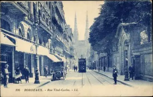 Ak Bordeaux Gironde, Straße Rue Vital-Carles, alte Gebäude, Tram, Kirche im Hintergrund