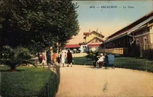 Ak Arcachon Gironde, Bahnhof von  Spaziergänger, Pflanzen, nostalgisches Bild