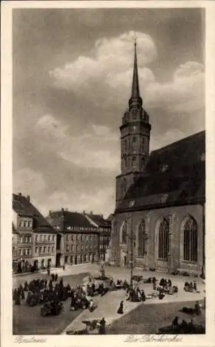 Ak Bautzen in der Oberlausitz, Kirche mit spitzem Turm, belebter Platz,  Architektur