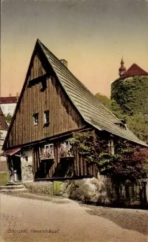 Ak Bautzen in der Oberlausitz, Hexenhaus, Holzhaus, Bauwerk, Türme im Hintergrund