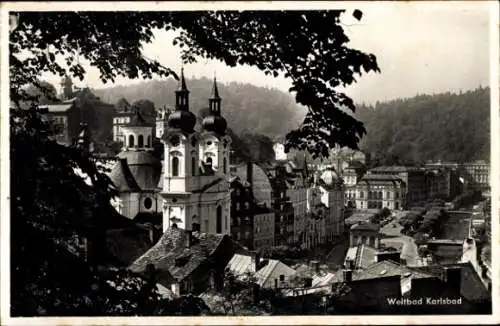 Ak Karlsbad in Baden, Historische Stadtansicht, Kirche mit Zwiebeltürmen, Fluss, zahlreiche Gebäu