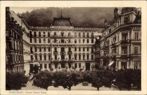 Ak Karlsbad in Baden, Grand Hotel Pupp,  Architektur, Bäume, Menschen, schwarz-weiß