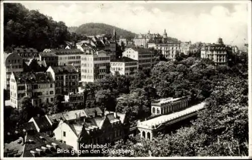 Ak Karlsbad in Baden,  Blick gegen den Schlossberg, schöne Architektur, grüne Umgebung