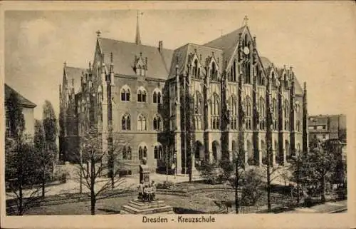 Ak Dresden Altstadt, Dresden Kreuzschule, neugotische Architektur, Gartenbereich, Statue