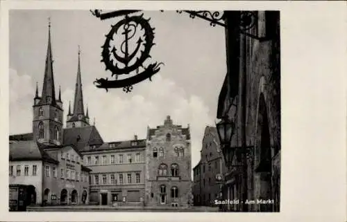 Ak Saalfeld an der Saale Thüringen, Marktplatz,  Gebäude, zwei Kirchtürme, Gaslampen