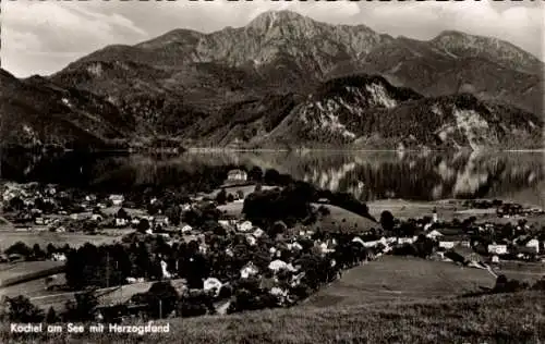 Ak Kochel am See Oberbayern, Gebirgslandschaft, See, kleine Stadt, Berge im Hintergrund