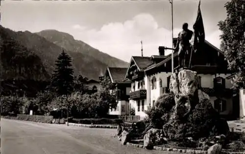 Ak Kochel am See Oberbayern, Statue, Berge, Gebäude, Hauptstraße, Schwarz-Weiß-Foto