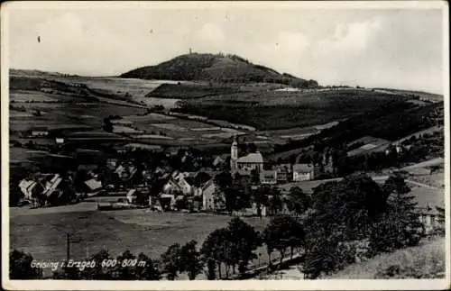Ak Geising Altenberg im Erzgebirge, Landschaftsansicht, Erzgebirge, Dorfansicht, Hügel im Hinterg