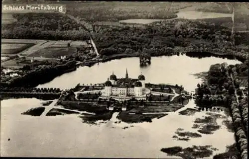 Ak Moritzburg in Sachsen, Schloss  im Wasser gelegen, umgeben von Wald