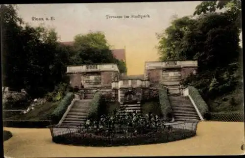 Ak Riesa an der Elbe Sachsen, Terrasse im Stadtpark, Treppenaufgang, begrünte Flächen, Stadtpark,
