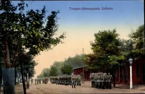 Ak Zeithain in Sachsen, Truppenübungplatz, Soldaten in Formation, Bäume, Straßenlaterne