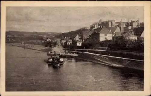 Ak Pirna an der Elbe, Flusslandschaft, Häuser, Schiffe, Hügel im Hintergrund, Schwarz-Weiß-Aufnah