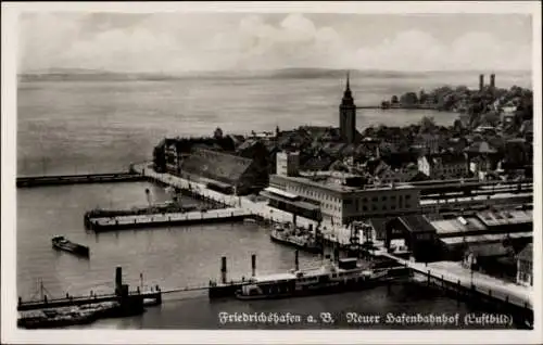 Ak Friedrichshafen am Bodensee, Aussicht auf den neuen Hafenbahnhof, Luftbild, Boote, Stadtansich