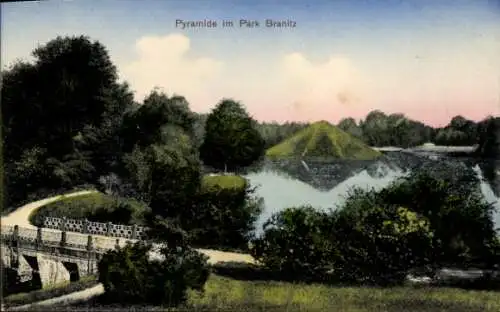 Ak Branitz Cottbus in der Niederlausitz, Pyramide im Park, Wasserflächen, Brücke, Bäume, Himmel