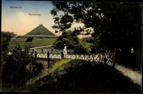 Ak Branitz Cottbus in der Niederlausitz, Pyramide, Brücke, Grünflächen, Bäume, nansicht