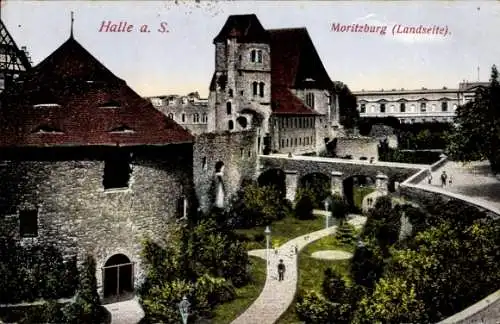 Ak Halle an der Saale, Moritzburg,  Architektur, Gartenanlage, Spaziergänger
