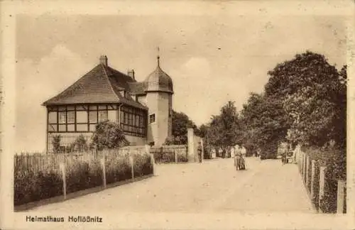 Ak Hoflössnitz Hoflößnitz Radebeul Sachsen, Heimathaus Hoflößnitz, Straßenansicht, Bäume, Mensche