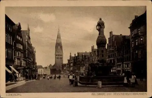 Ak Lüneburg in Niedersachsen, Am Sande mit Blick zur Johanniskirche, Reichenbachbrunnen
