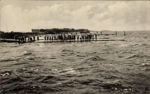 Ak Wiek auf Rügen, Seefteg, Kinderheim, Menschen auf Steg, Wasser, Wolken, Landschaft