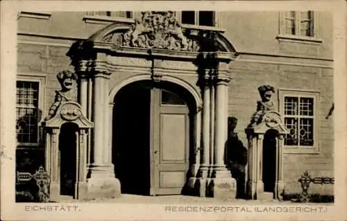 Ak Eichstätt in Oberbayern, Residenzportal, Landgericht, Eingang mit Statuen