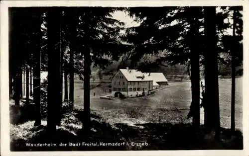 Ak Hermsdorf im Erzgebirge, Wanderheim der Stadt Freital, Gebäude umgeben von Bäumen