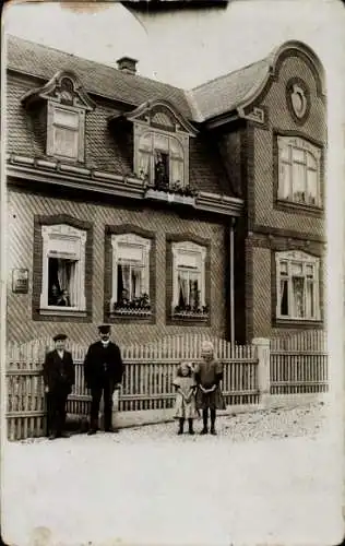 Ak Erfurt in Thüringen, Hausansicht, zwei Erwachsene, zwei Kinder, Gartenzaun,  Architektur