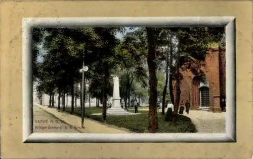 Ak Brake an der Weser, Kriegerdenkmal, Kirche, parkähnliche Umgebung, Spaziergänger
