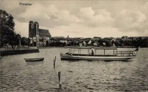 Ak Prenzlau in der Uckermark, Blick auf  Boot auf Wasser,  Gebäude