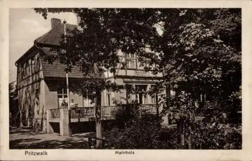Ak Pritzwalk in der Prignitz, Haus mit Balkon, Bäume im Vordergrund, zwei Personen auf dem Balkon