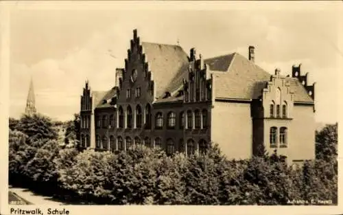 Ak Pritzwalk in der Prignitz, Schule, Außenansicht
