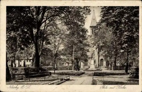 Ak Niesky in der Oberlausitz, Platz mit Kirche, Bäume,  Architektur