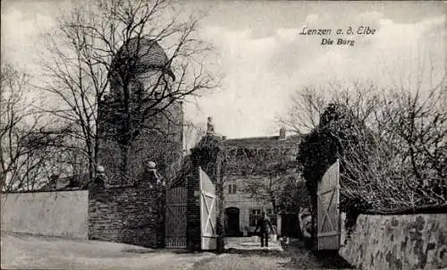 Ak Lenzen an der Elbe Prignitz, Burg, Tor, Bäume,  Architektur