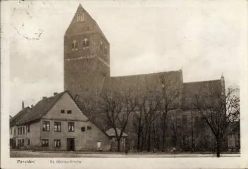 Ak Parchim in Mecklenburg, St. Marien-Kirche, alte Gebäude, Bäume