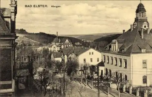 Ak Bad Elster im Vogtland, Kurort  Ansicht mit Straßenansicht, Berge im Hintergrund