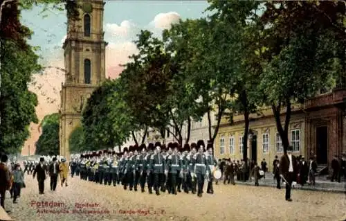 Ak Potsdam Sanssouci, Militärparade, Soldaten in Uniform,  Architektur