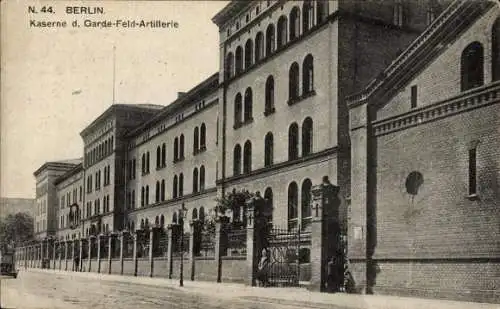 Ak Berlin Mitte, Kaserne d. Garde Feld Artillerie, Außenansicht von der Straße
