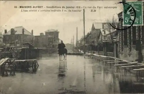 Ak Maisons Alfort Val de Marne, Inondations de janvier 1910, La rue du Parc, Straße bei Hochwasser