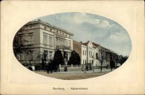 Ak Bernburg an der Saale, Blick auf die Kaiserstraße,  Gebäude, teilweiser Straßenansicht
