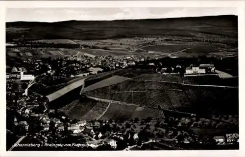 Ak Johannisberg Geisenheim am Rhein Hessen, Luftaufnahme von Johannisberg, Weinberge, Hügel