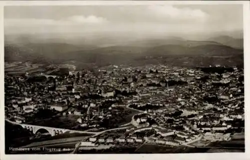 Ak Pirmasens am Pfälzerwald, Luftaufnahme von  Stadtansicht, Berge im Hintergrund