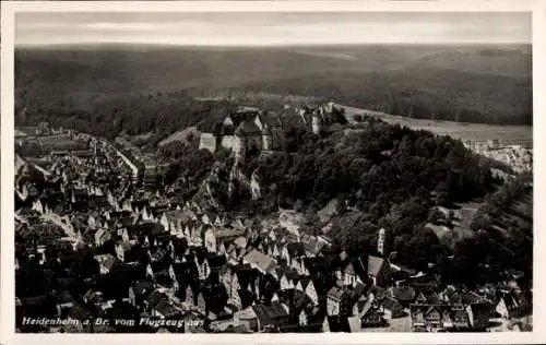 Ak Heidenheim an der Brenz Württemberg, Luftaufnahme von   Stadt, Schloss