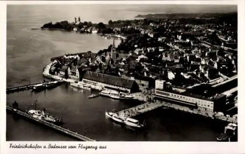 Ak Friedrichshafen am Bodensee, Luftaufnahme von Friedrichshafen am Bodensee, Hafen und Stadtansi